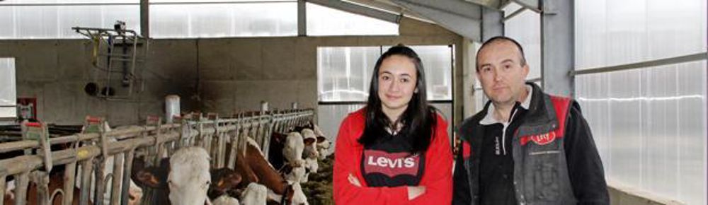 François Poudevigne et sa fille. Émilie, déjà passionnée d’élevage, n’a pas hésité à prêter main forte pendant les travaux : « Nous avons coulé la dalle du couloir d’alimentation en famille en un seul après-midi. »j.p.